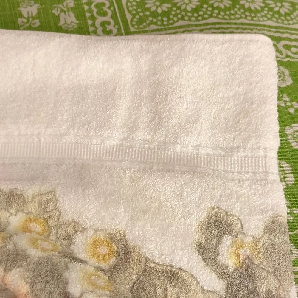 Vintage Canon white towel set with floral and butterfly print‎